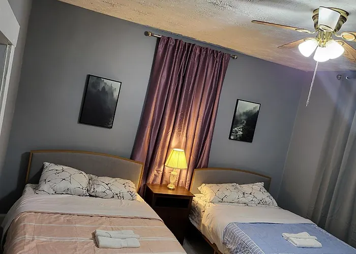 Guest With Two Double Beds In Oh, Airport Location