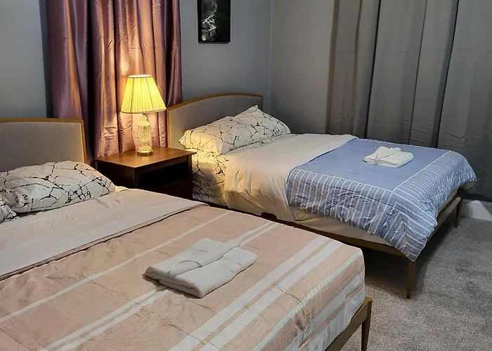 Guest With Two Double Beds In Oh, Airport Location